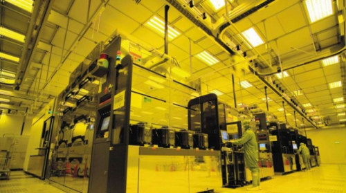 대만 TSMC 파운드리 공장에서 직원들이 반도체를 생산하고 있다. /사진 제공=TSMC