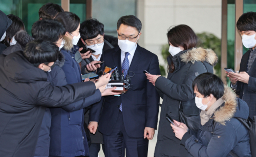 김진욱 고위공직자범죄수사처장이 8일 오후 윤석열 검찰총장과 면담을 마친 뒤 서울 서초구 대검찰청을 나서고 있다. /연합뉴스