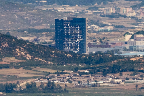 경기도 파주 접경지역에서 바라본 개성공단 모습. 북한의 남북공동연락사무소 폭파 충격으로 훼손된 개성공단지원센터가 방치되어 있다. /연합뉴스