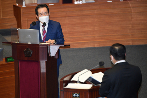 정세균 국무총리가 8일 오후 서울 여의도 국회에서 열린 교육·사회·문화에 관한 대정부 질문에 출석해 박성중 국민의힘 의원의 질의에 답변하고 있다. /연합뉴스