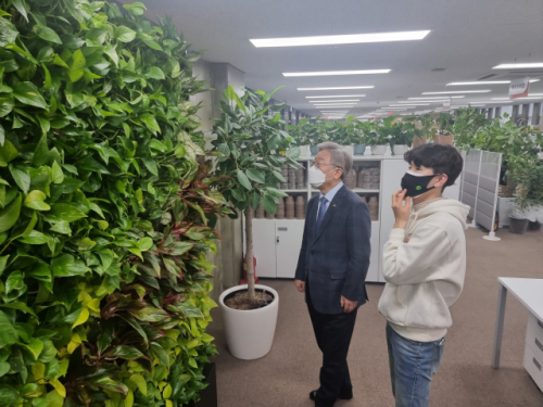 이재명 경기도지사가 5일 안양에 있는 보호종료아동을 위한 사회적기업 ‘브라더스키퍼’를 방문, 회사 내부를 둘러보고 있다./사진제공=김성민 대표 페이스북 발췌