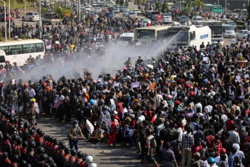 [사진]미얀마 경찰. 시위대에 물대포…쿠데타시위 격화