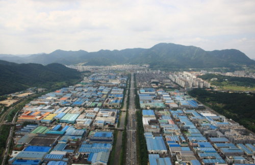 하늘에 본 창원국가산업단지 전경. 경남도는 차세대 에너지 분야에서 경쟁력을 강화하기 위해 창원국가산단에 '스마트 에너지 플랫폼'을 구축하고 에너지 혁신 기지로 도약한다는 방침이다. /사진제공=경남도