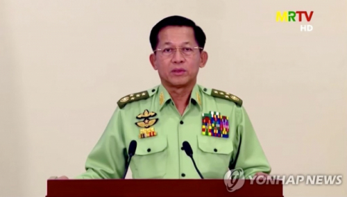 민 아웅 흘라잉 미얀마군 최고사령관이 8일(현지시간) 쿠데타 이후 첫 TV연설을 하고 있다./로이터연합뉴스