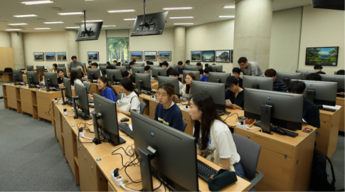 UNIST 학술정보관에 위치한 인공지능 연구소 ‘러닝커먼스II’에서 학생들이 첨단 인공지능 기술을 실습하고 있다. /사진제공=UNIST