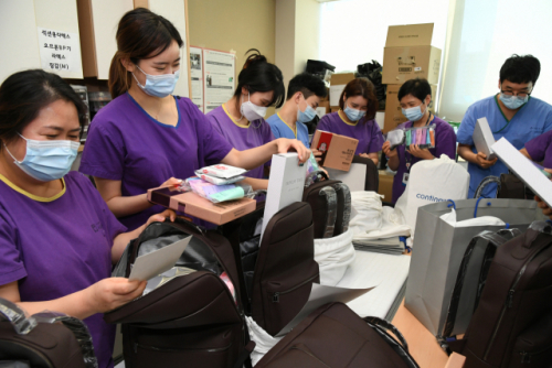 9일 서울의료원 의료진이 포스코가 친환경 가방에 담아 전달한 응원 키트를 살펴보고 있다./사진 제공=포스코