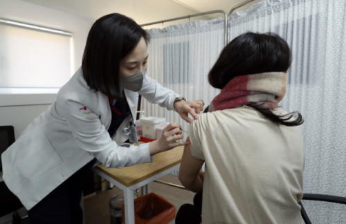 9일 서울 중구 국립중앙의료원 중앙예방접종센터에서 진행된 코로나19 백신 접종 모의 훈련에서 한 참가자가 백신 주사를 맞고 있다. /사진공동취재단