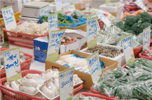 한 전통시장 점포 진열대에 가격이 표시된 채소들이 놓여 있다./사진제공=소진공