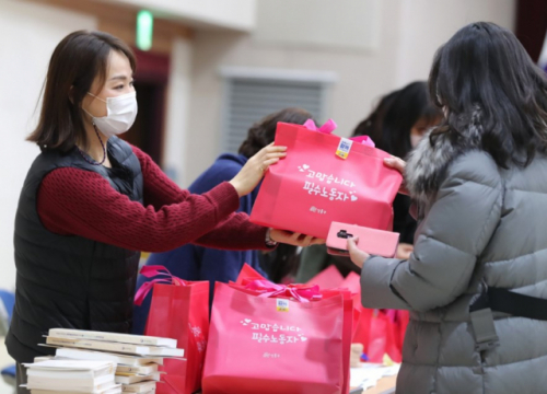 서울 성동구 직원들이 필수노동자에게 방역물품을 전달하고 있다. /사진제공=성동구