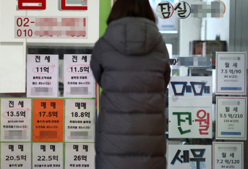 서울 아파트 전셋값이 여전히 상승세를 이어가는 가운데 급등에 따른 매물 누적으로 가격이 내리는 단지도 하나둘씩 나타나고 있다./연합뉴스