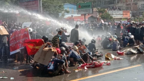 미얀마 계엄령 속 나흘째 항의시위…경찰은 시위대에 연일 물대포