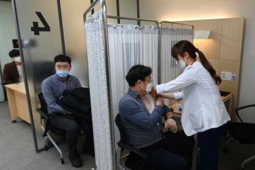 9일 오후 서울 중구 국립중앙의료원 종합암예방접종센터에서 진행된 코로나19 백신 접종 모의훈련에서 의료진이 훈련 참가자에게 백신을 접종하고 있다. /사진제공=사진공동취재단…