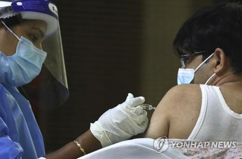 UAE 두바이에서 한 남성이 코로나19 백신을 맞고 있다./연합뉴스