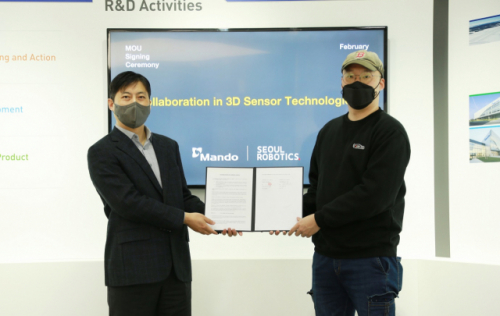 강형진(왼쪽) 만도 R&D 센터장과 이한빈 서울로보틱스 대표가 3D 라이다 상용화를 위한 양해각서(MOU)를 체결하고 있다./연합뉴스