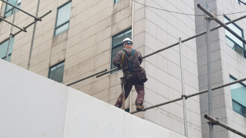 서울의 한 건설 현장에서 근로자가 안전 로프를 착용하지 않은 채 작업하고 있다. /방진혁기자