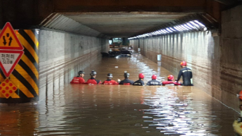 지난해 7월 부산 동구 초량 지하차도가 폭우로 잠긴 모습./사진=부산경찰청