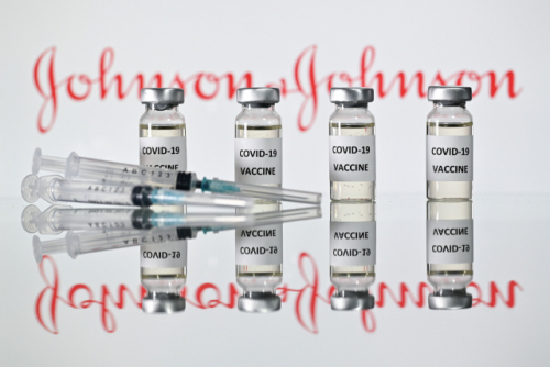 존슨앤드존슨(J&J) 로고 앞에 놓여진 코로나19 백신 모형./AFP연합뉴스