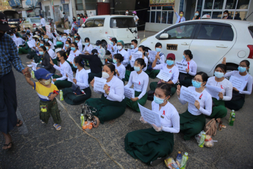 9일(현지시간) 미얀마 최대도시 양곤에서 교사들이 길바닥에 앉아 지난 1일 발생한 군부 쿠데타에 대한 항의 시위를 벌이고 있다./AFP연합뉴스