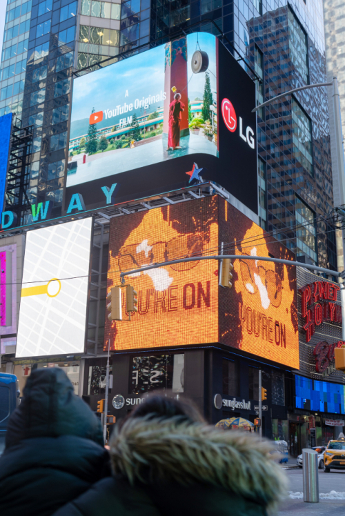 8일(현지 시간) 뉴욕 타임스스퀘어의 전광판에서 LG전자가 전 세계 소비자들의 참여로 만든 영화 ‘라이프 인 어 데이’가 상영되고 있다. 상영 중간 광고를 통해 집에서도 LG 올레드 TV의 압도적인 4K 화질로 영화를 즐길 수 있다고 소개했다./사진 제공=LG전자