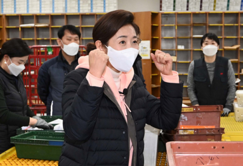 나경원 국민의힘 서울시장 예비후보가 9일 서울 중구 중앙우체국을 방문해 집배원들과 인사하고 있다./국회사진기자단