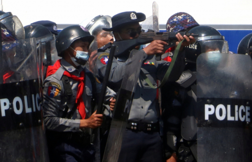 미얀마 수도 네피도에서 9일(현지시간) 경찰이 쿠데타 규탄 시위대와 충돌 도중 시위대를 향해 총을 겨누고 있다./로이터연합뉴스