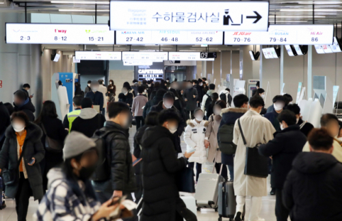 설 연휴를 하루 앞둔 10일 오전 서울 강서구 김포공항 국내선 청사가 여행객과 귀성객들로 붐비고 있다./연합뉴스