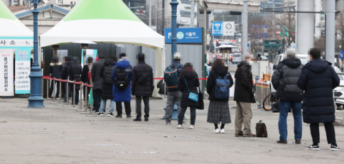 설 연휴를 앞둔 10일 서울역 임시선별검사소에서 시민들이 신종 코로나바이러스 감염증(코로나19) 검사를 하기 위해 줄지어 서 있다. /연합뉴스