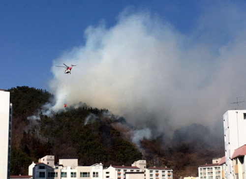 10일 낮 12시42분 전남 광양시 마동 가야산에서 산불이 발생해 헬기가 진화 작업을 하고 있다. /연합뉴스
