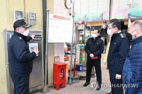 (서울=연합뉴스) 신열우 소방청장(오른쪽 두 번째)이 지난 2일 경북 김천 평화시장을 방문해 비상소화전함을 점검하는 모습. 2021.2.10 [연합뉴스 자료사진. 소방청 제공. 재판매 및 DB 금지] photo@yna.co.kr