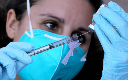 미국 LA의 한 간호사가 모더나의 코로나19 백신을 주사기로 옮기고 있다. /AFP연합뉴스