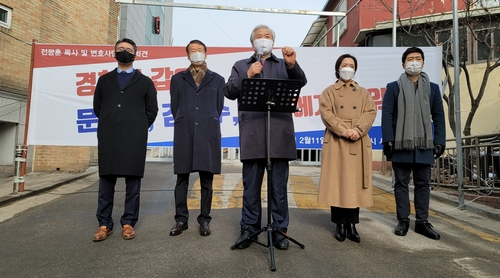 전광훈(가운데) 사랑제일 교회 목사와 변호인단은 11일 서울 성북구 사랑제일 교회 앞에서 기자회견을 열고 경찰의 ‘불법 수갑’을 규탄하고 있다. /연합뉴스