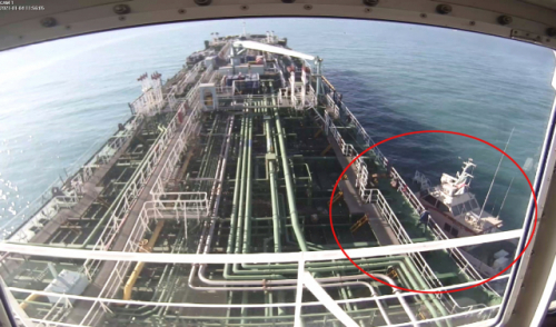 이란 혁명수비대에 나포되는 한국 국적 선박 '한국케미' 모습. 오른쪽이 이란 혁명수비대가 타고 온 고속정이다. 사진은 나포 당시 CCTV 화면. /연합뉴스