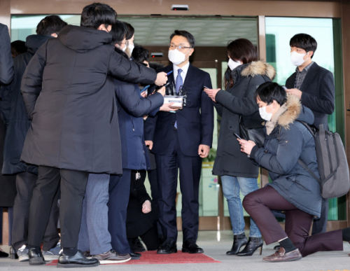 김진욱 고위공직자범죄수사처장이 지난 8일 서울 서초구 대검찰청에서 윤석열 검찰총장과 면담을 마치고 취재진의 질문에 답하고 있다. /연합뉴스