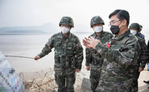 서욱 국방부 장관이 설 연휴를 맞아 11일 해병 2사단을 방문해 확고한 군사대비태세 유지를 당부하고 있다. /사진제공=국방부