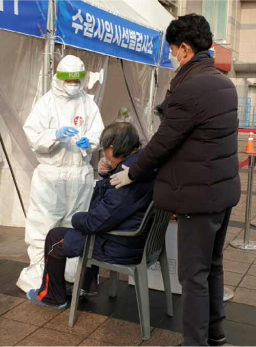 수원역 주변 거리 노숙인이 수원역 임시선별검사소에서 코로나19 검사를 받고 있다./사진제공=수원시