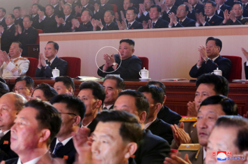 김정은 북한 국무위원장이 지난 11일 당 간부들과 설명절 경축공연을 관람했다고 조선중앙통신이 12일 보도했다. 김정은 위원장 손에 담배(흰색 동그라미)가 쥐어져있고 책상 위에는 재털이와 성냥이 보인다. /연합뉴스