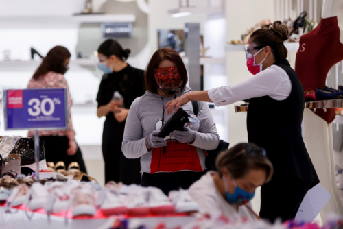 9일(현지시간) 코로나19로 폐쇄됐던 멕시코 멕시코시티의 한 쇼핑몰이 재개장한 가운데 마스크를 착용한 직원이 손님과 대화를 나누고 있다./EPA연합뉴스
