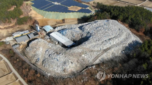 사회 문제로 비화됐던 경북 의성군 단밀면의 한 폐기물 처리장 모습. 최근 기업들이 폐기물 처리에 어려움을 겪고 있다. /연합뉴스