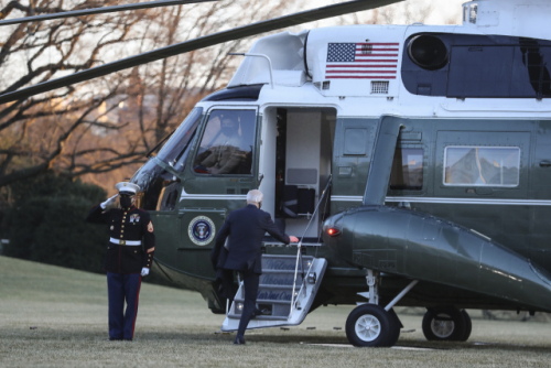 조 바이든 미국 대통령이 지난 5일(현지시간) 자택이 있는 델라웨어주로 가기 위해 백악관 잔디밭에 대기 중인 전용 헬기 '마린 원'에 오르고 있다. /연합뉴스