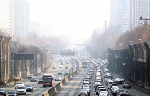 차는 막히고 미세먼지는 심하고 (서울=연합뉴스) 한상균 기자 = 설날인 12일 서초구 잠원IC 부근 고속도로 하행선(오른쪽) 차량이 정체되고 있다. 이날 미세먼지는 나쁨을 기록했다. 2021.2.12 xyz@yna.co.kr (끝)