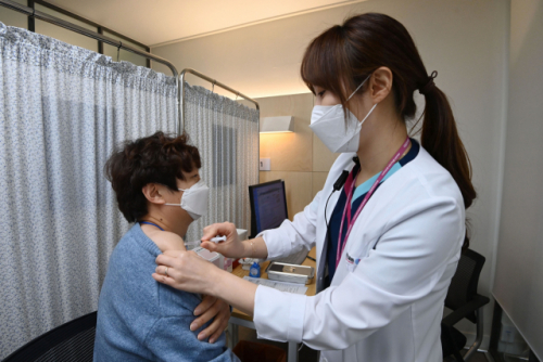 지난 9일 서울 중구 국립중앙의료원 종합암예방접종센터에서 의료진이 코로나19 백신 접종 모의훈련을 진행하고 있다. /연합뉴스