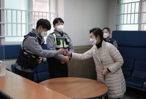 서울시장 보궐선거 국민의힘 나경원 예비후보가 13일 오후 서울 동작경찰서 사당지구대를 방문, 근무자들을 격려하고 있다. /연합뉴스