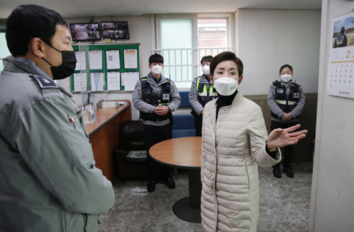 국민의힘 나경원 예비후보가 13일 오후 서울 동작경찰서 사당지구대를 방문, 관계자와 대화하고 있다. /연합뉴스