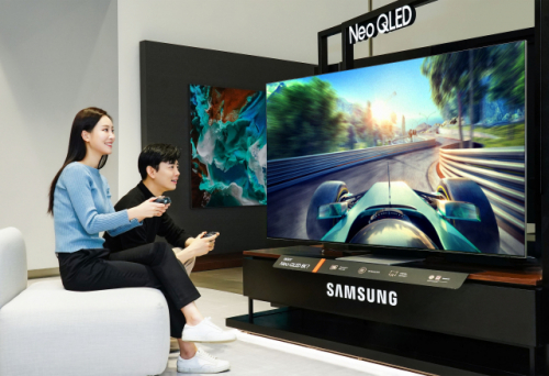 삼성전자가 2021년 QLED TV 신제품인 네오(Neo) QLED TV 전 라인업에 업계 최초로 AMD의 ‘프리싱크 프리미엄 프로’ 기능을 도입해 게임 관련 기능을 대폭 강화한다. 이 기술은 게임 콘솔이나 PC 등 게임 콘텐츠가 TV 등의 디스플레이로 전달되면서 발생할 수 있는 입력 지연이나 화면 끊김 현상 등을 줄여준다. /사진 제공=삼성전자