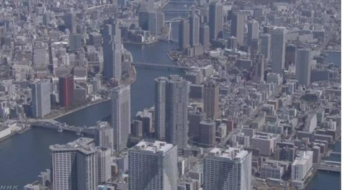 일본 도쿄 중심가에 타워형 아파트가 여러 채 서 있다./NHK 캡처