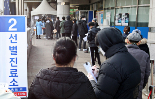 지난 12일 오전 서울시 동작구 보건소 코로나19 선별진료소를 찾은 시민들이 검사를 받기 위해 줄을 서 있다./연합뉴스