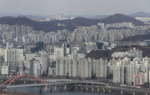 우리나라 경제 규모에 견준 부동산 관련 세금이 경제협력개발기구(OECD) 회원국 중 3번째로 많다는 분석이 나왔다./연합뉴스