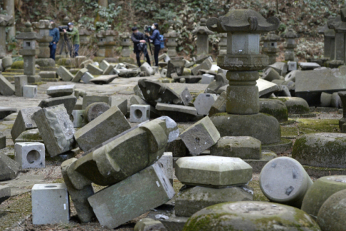일본 북부 미야기현 센다이의 한 묘소 입구 석등들이 14일 강진으로 인해 무너져 내려 길 위에 나뒹굴고 있다. /교도연합뉴스