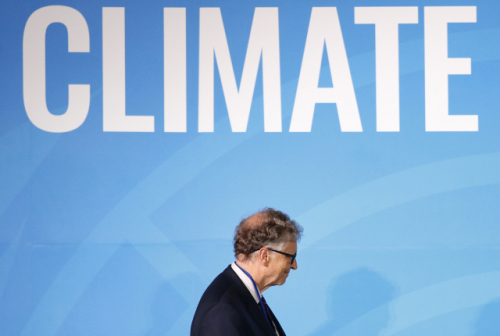 빌 게이츠가 지난 2019년 9월 유엔 본부에서 열린 기후행동 정상회의에서 연설을 하기 위해 연단으로 올라가고 있다./AP연합뉴스