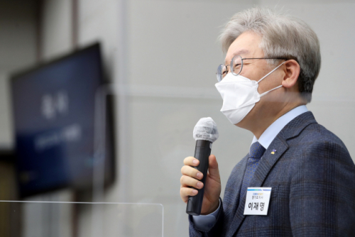 이재명 경기도지사가 15일 오후 경기도의회 1층 대회의실에서 열린 전국 광역의회 더불어민주당 대표의원협의회에서 인사말을 하고 있다./사진제공=경기도